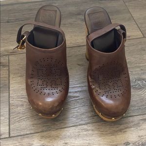 Must confortable mules by Tory Burch